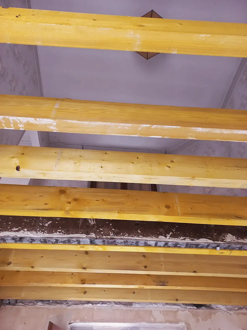 Solives en bois neuves vues d’en dessous.