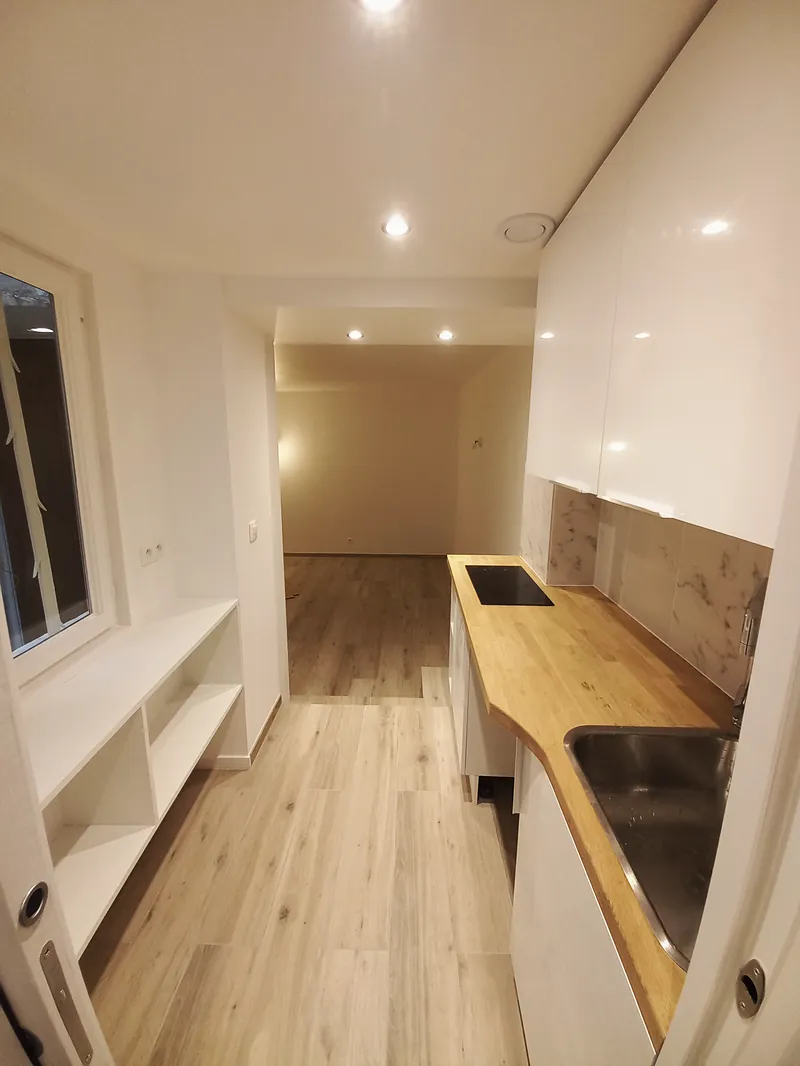 La cuisine en longueur et ses niches ouvertes.