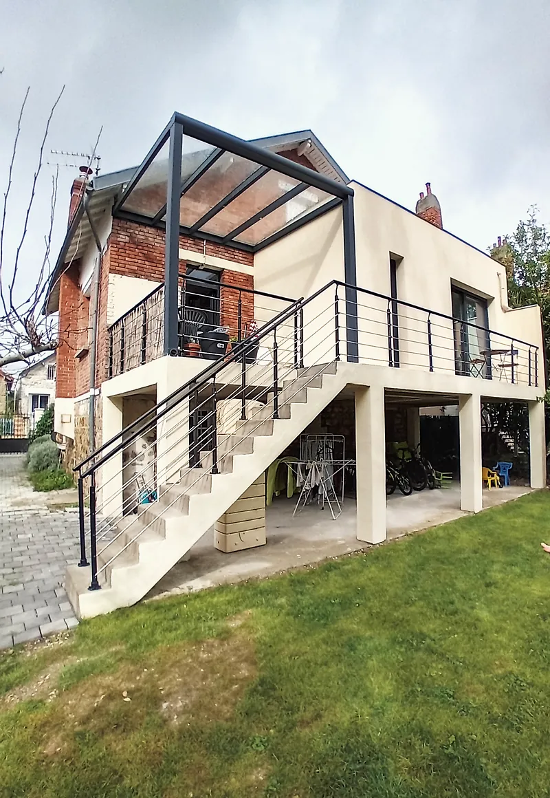 Septembre 2023 : la terrasse sur poteaux et l’escalier vers le jardin.