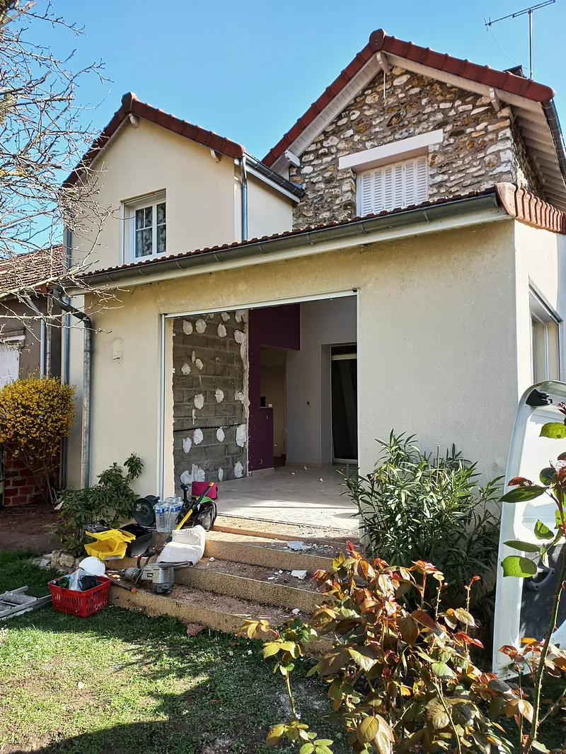 Mars 2022 : la façade sur jardin, grande ouverture créée au rez-de-chaussée.