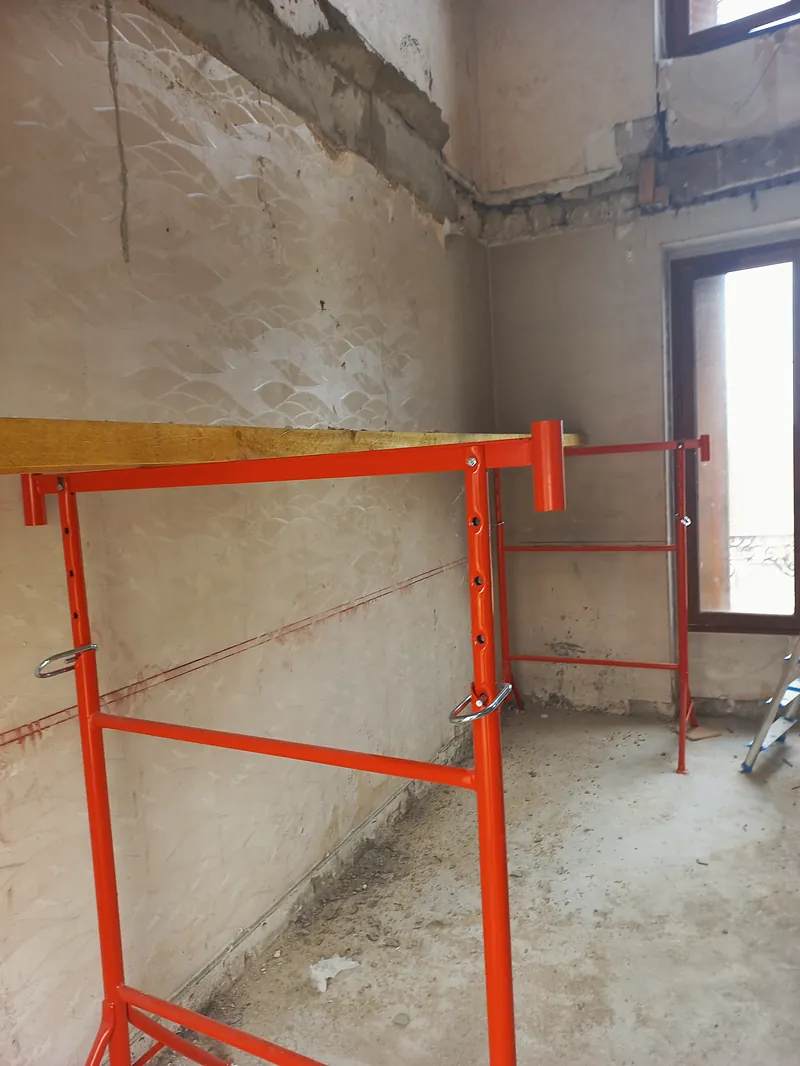 Juillet 2022 : murs mis à nu, tréteaux de chantier.