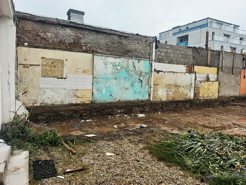 Avril 2023 : le mur mitoyen mis à nu après la démolition.