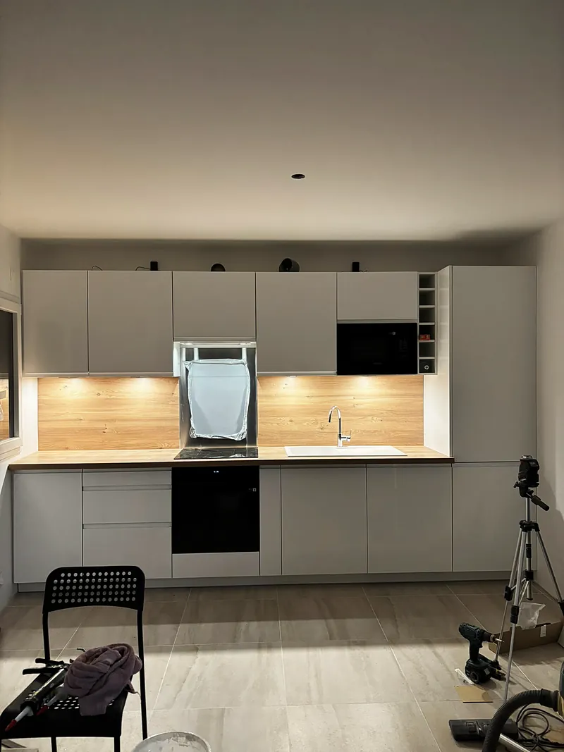 La cuisine posée, plan de travail en bois.