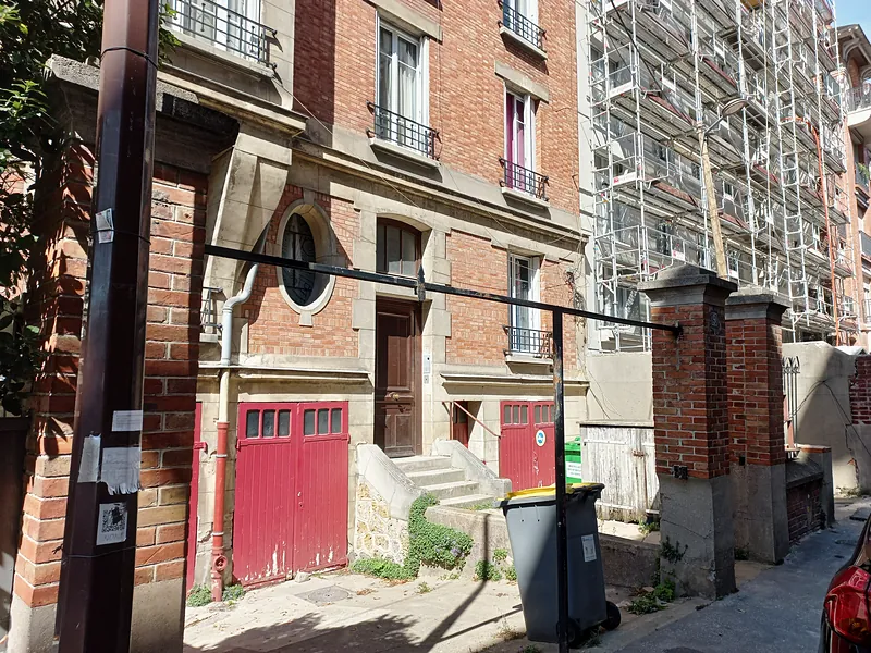 Septembre 2022 : immeubles en brique et échafaudage de ravalement.