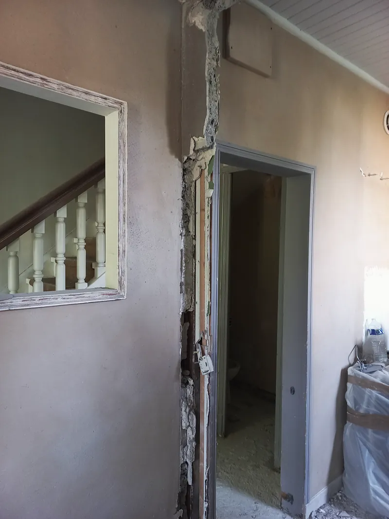 Juin 2022 : ouverture sur l’escalier, huisserie déposée.