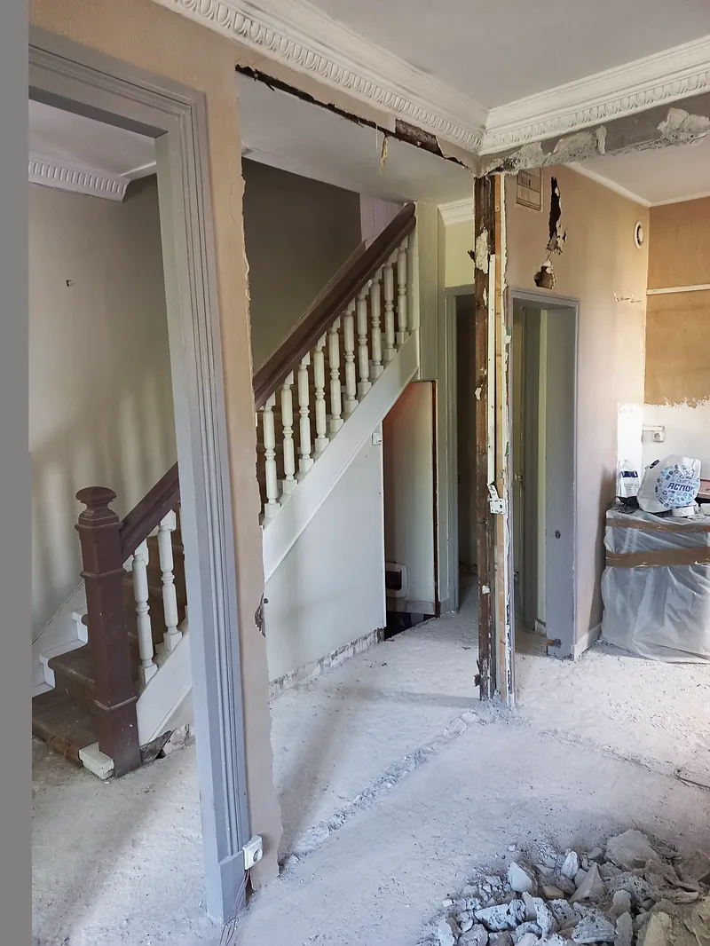 Juillet 2022 : le mur ouvert entre l’entrée et l’escalier.
