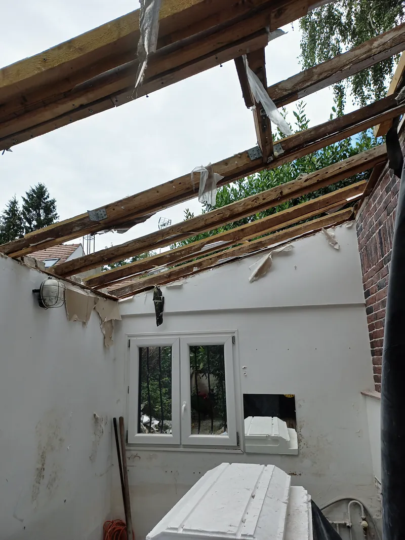 Juin 2022 : la toiture de l’annexe déposée.