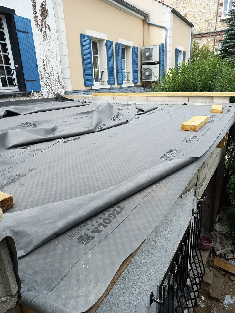 Juillet 2022 : membrane posée sur la toiture du volume.