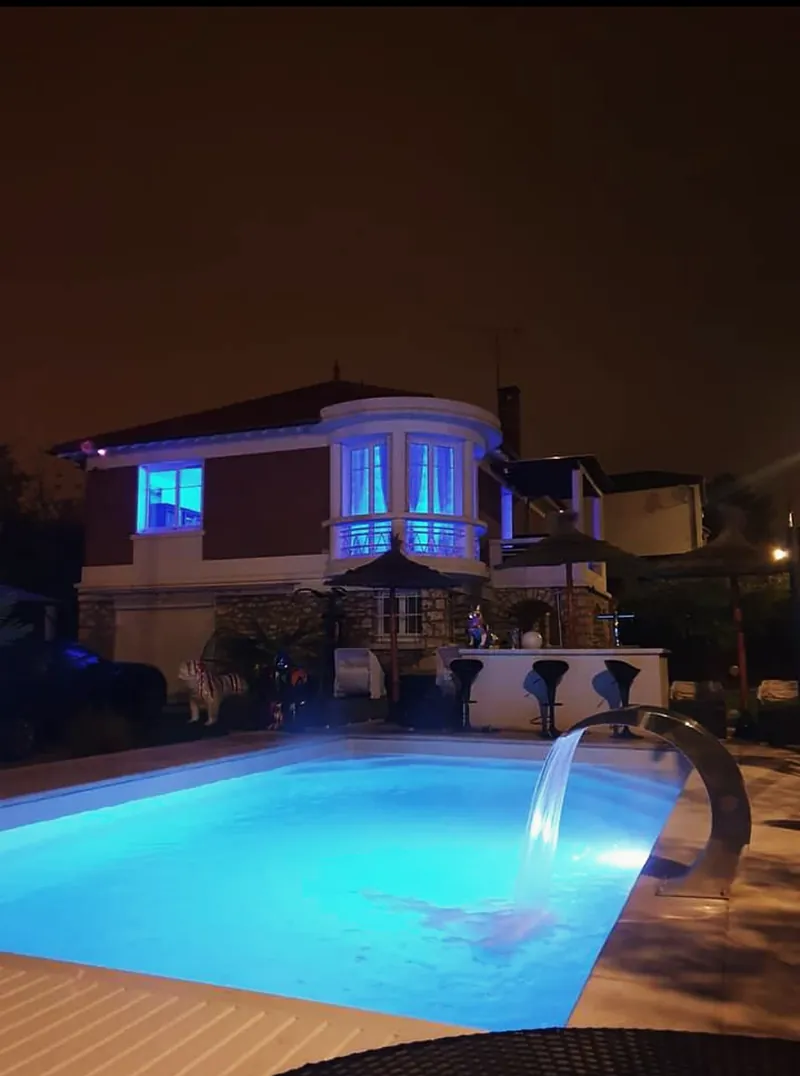 La villa de nuit, côté jardin, au-dessus de la piscine.